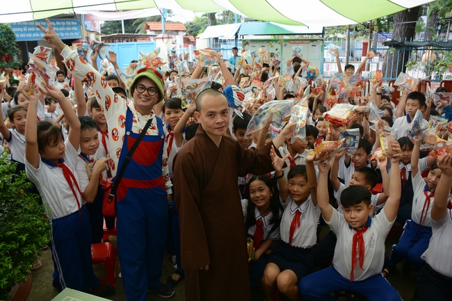 Giving gift portions to pupils on the occasion of Mid-Autumn Festival
